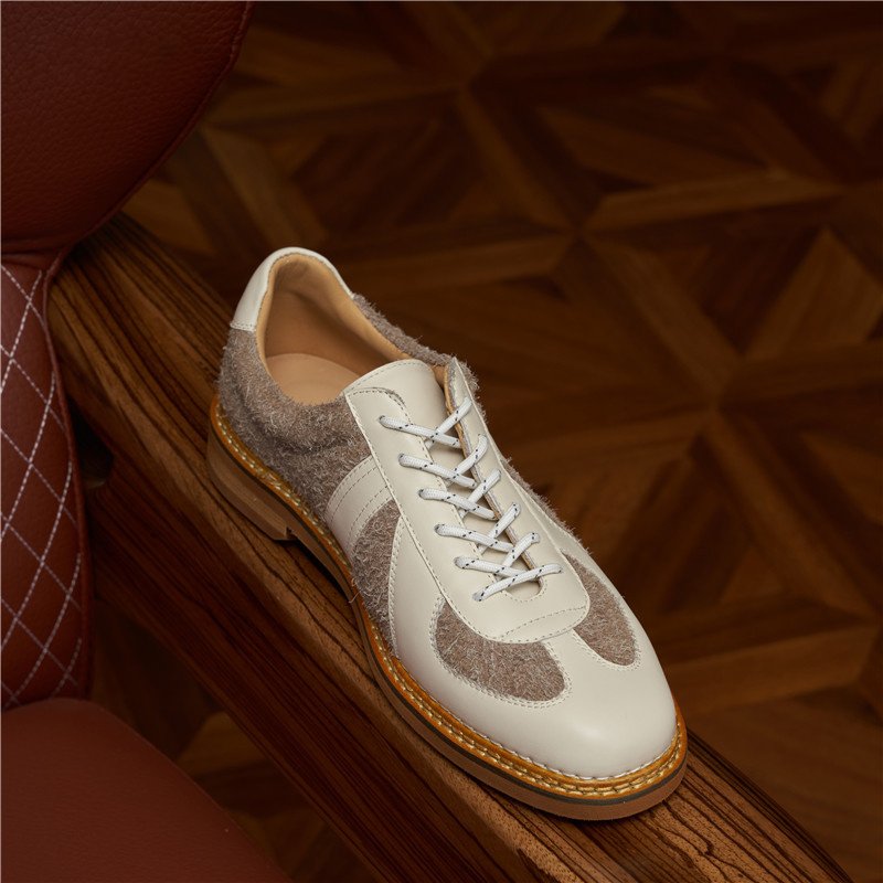 Casual Lightweight Leather Sneakers