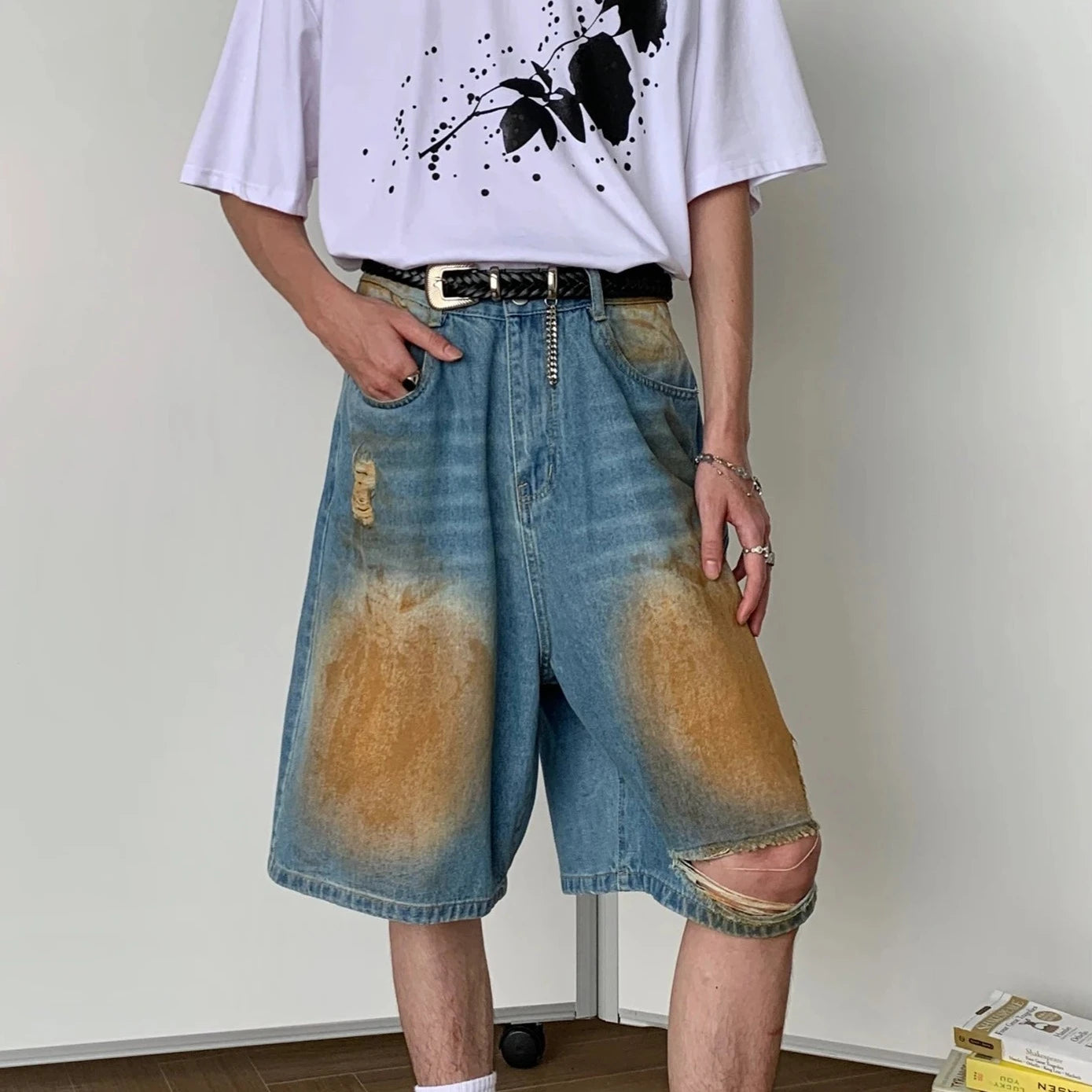 Hole Worn-out Contrast Shorts