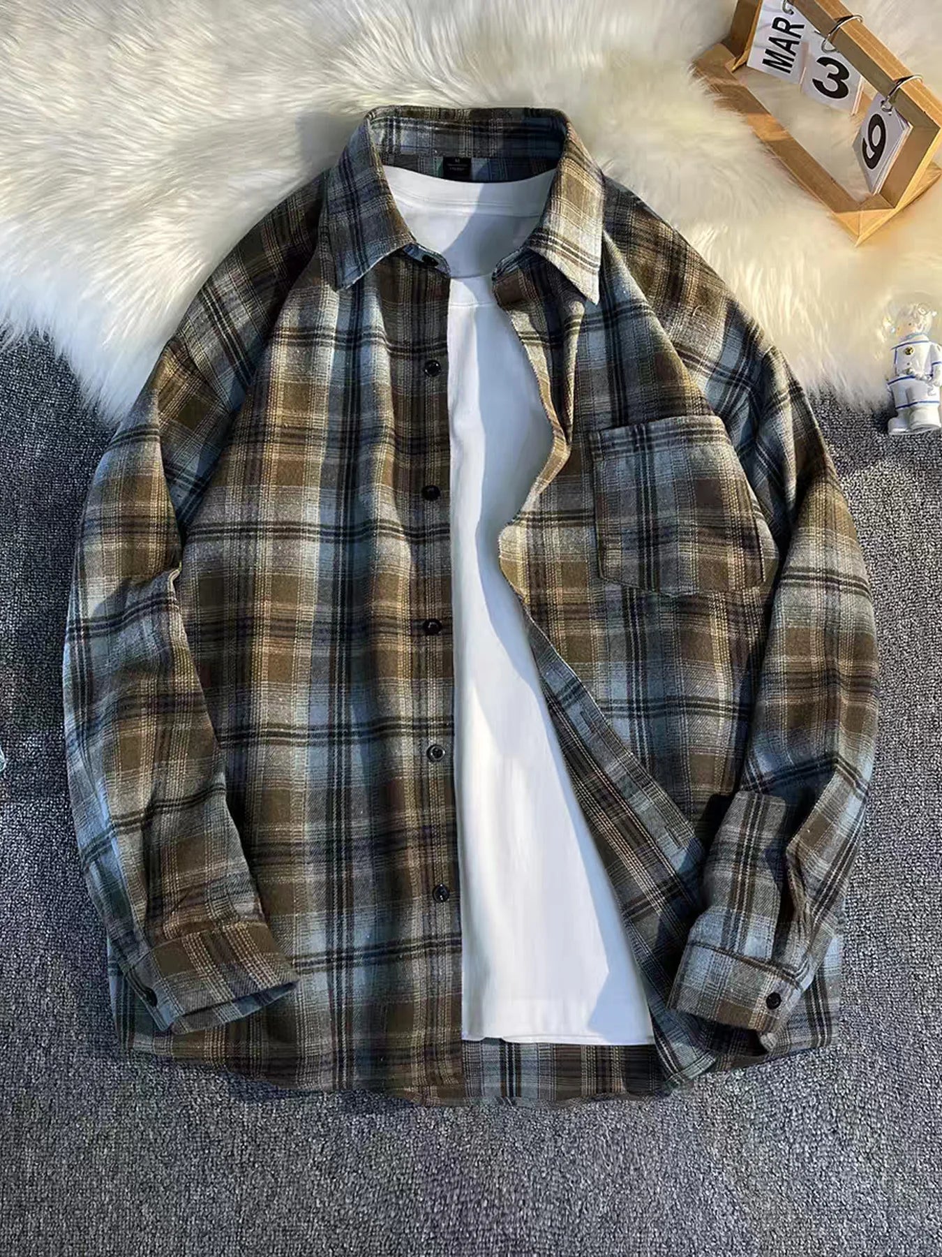 Long-Sleeved Plaid Pattern Shirt