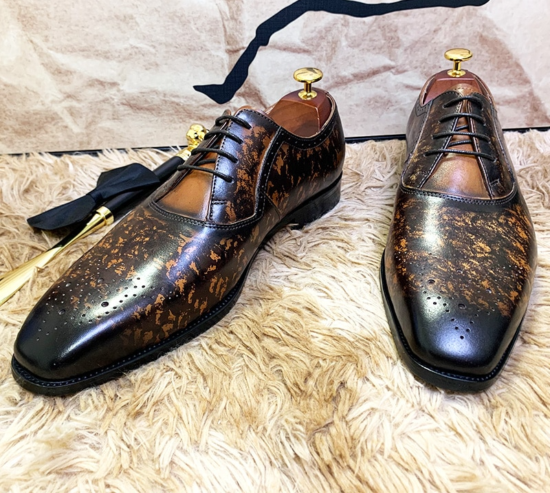 Zapatos brogue abstractos morados amarillos