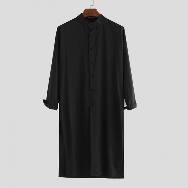 L'arabe indien regarde la longue chemise solide d'hommes