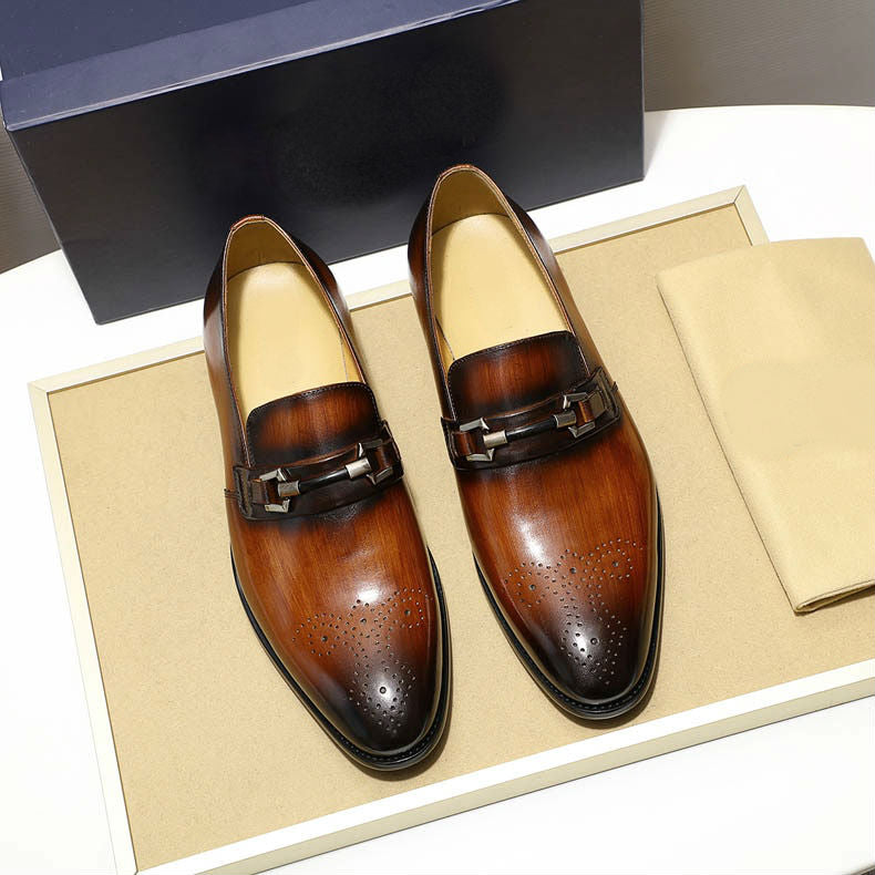 Zapatos mocasines de cuero para hombre con punta perforada y medallón con hebilla de cadena de metal