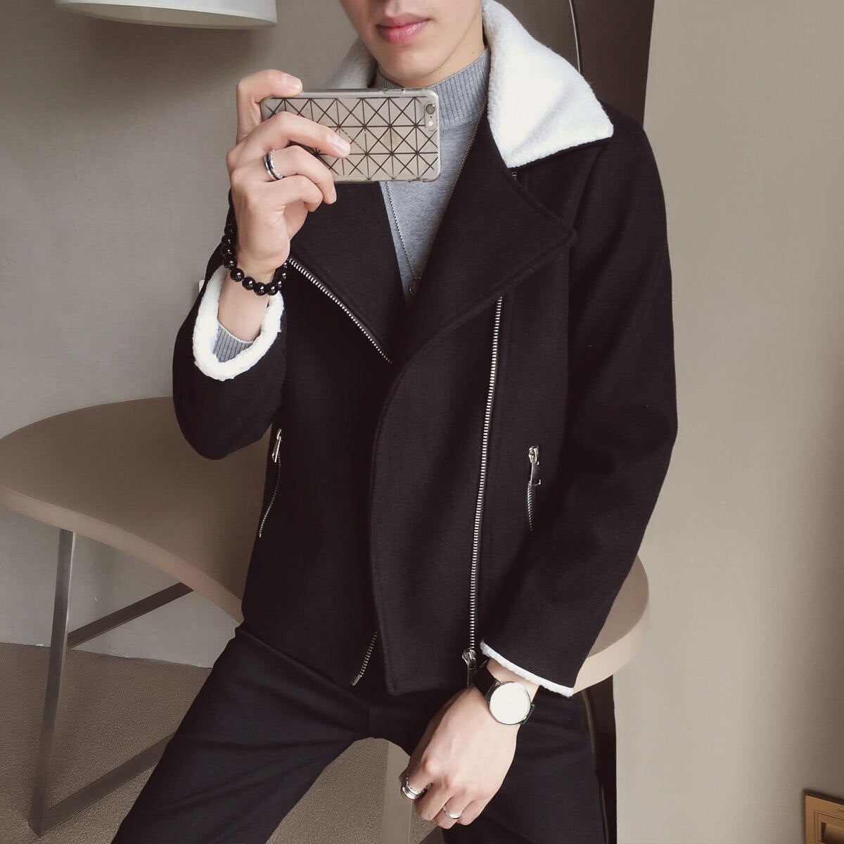 Chaqueta cálida de lana de cordero con cuello a contraste