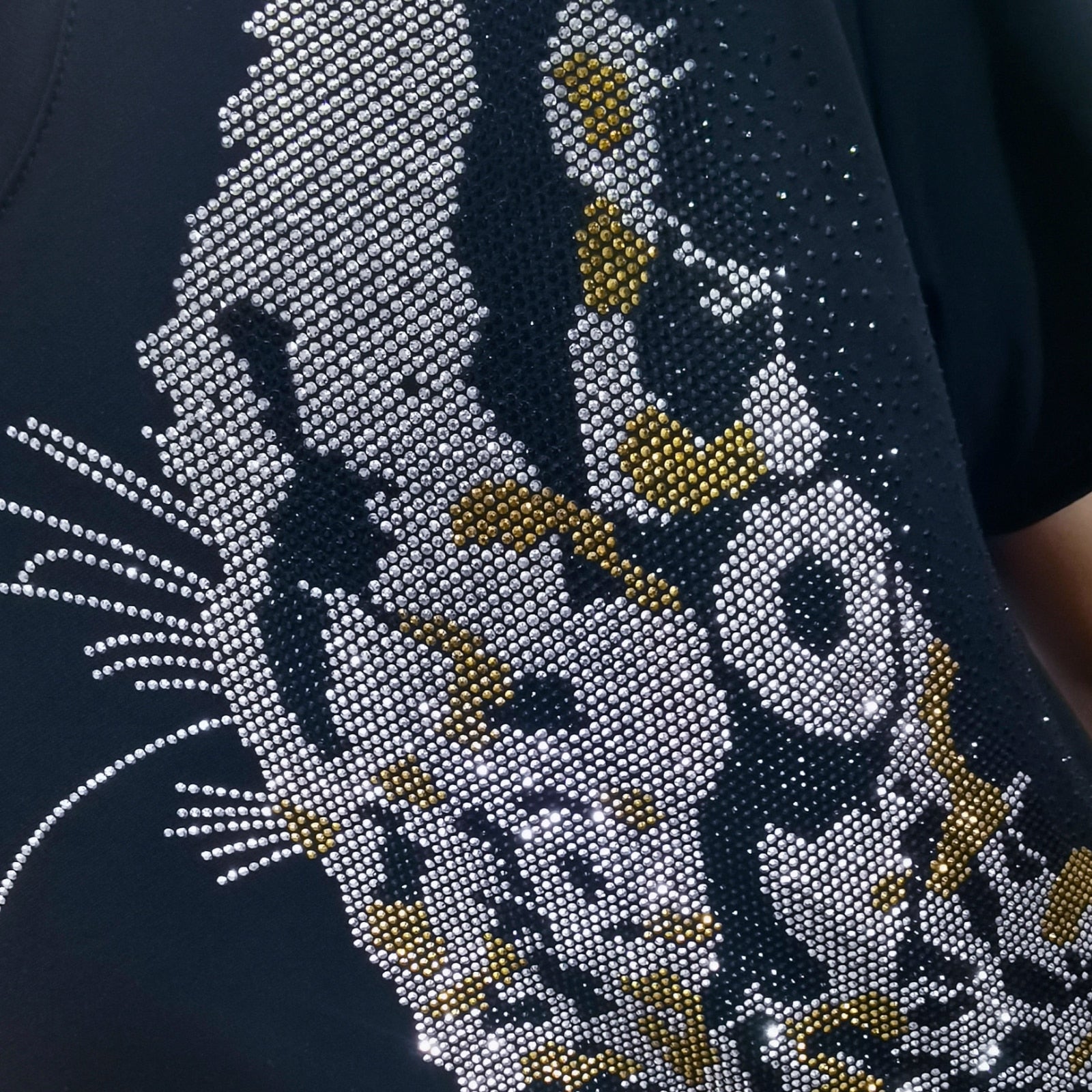 Glittering Rhinestones Offset Tiger Face Decorated T-Shirt