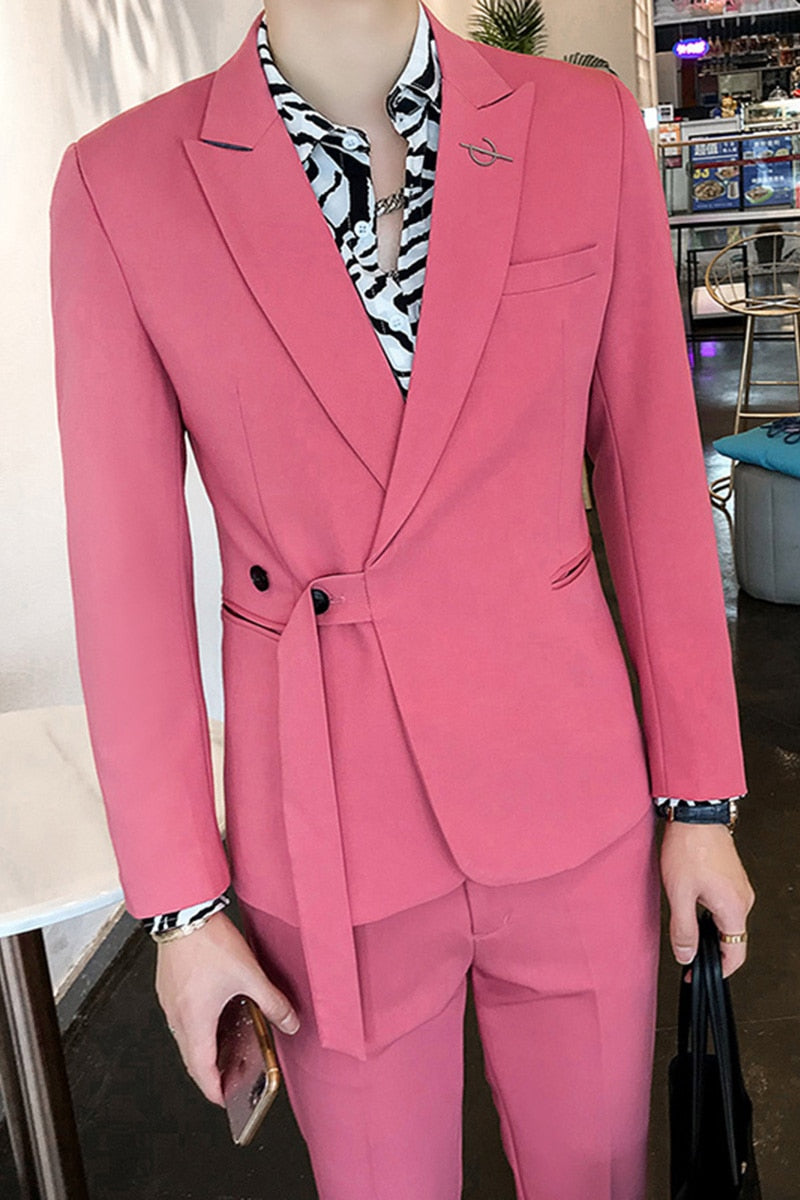 Traje de estilo de solapa de pico con botones de faja lisos