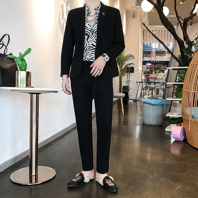 Traje de estilo de solapa de pico con botones de faja lisos