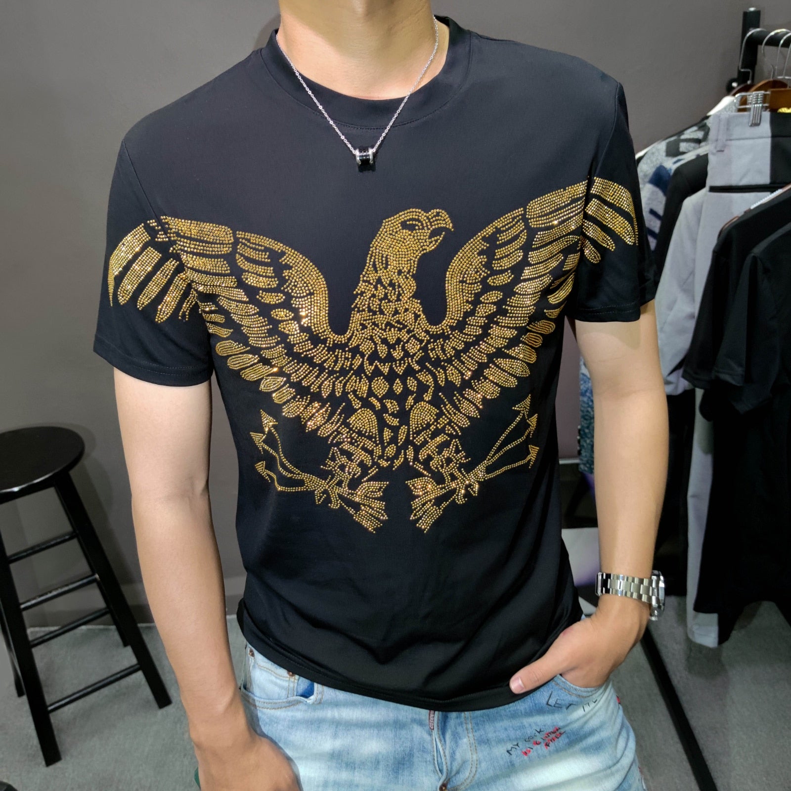 T-shirt streetwear orné de strass aigle en plein essor