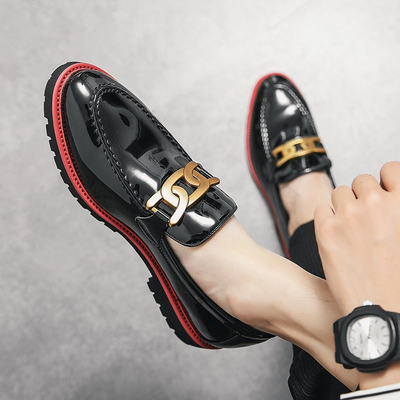 Zapatos clásicos con brillo dorado escarlata