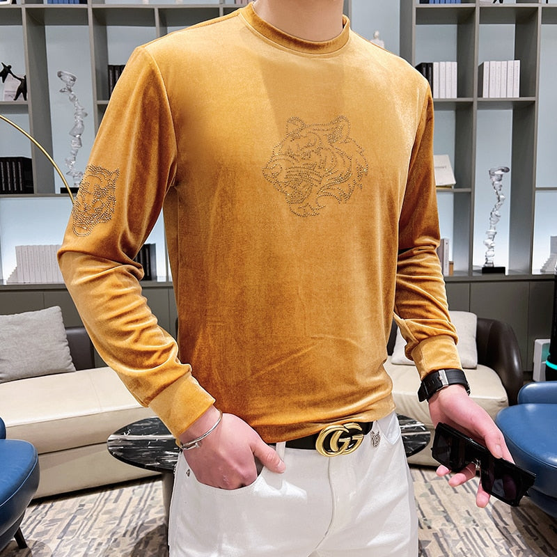 Camiseta de terciopelo suave con diamantes de imitación de tigre