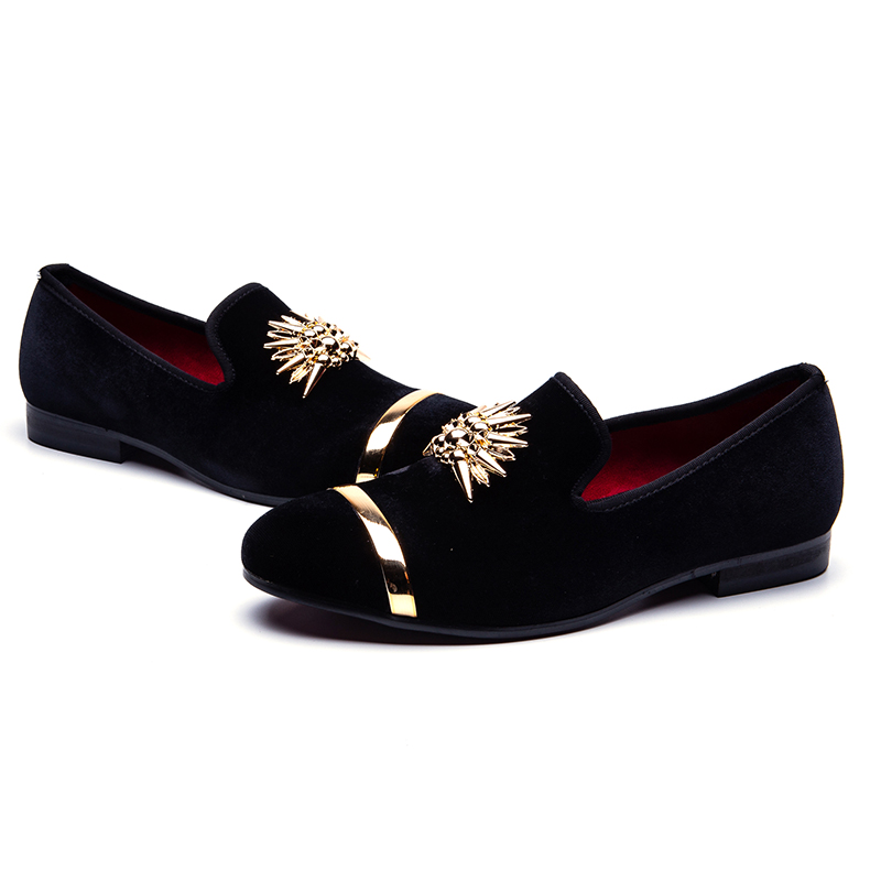 Mocasines de hombre con diseño de terciopelo con punta de metal y parte superior dorada