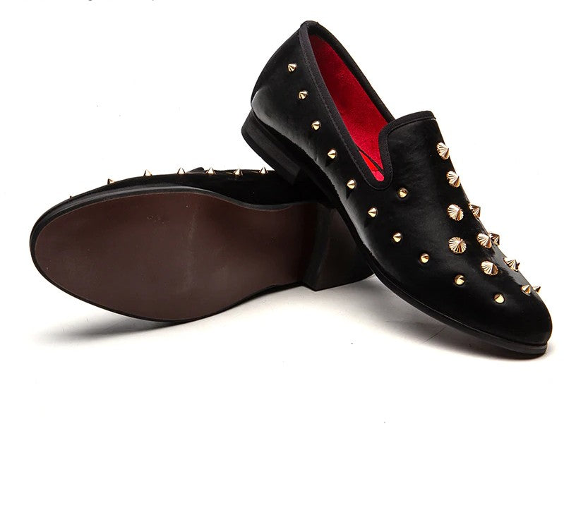 Negro sólido con remaches dorados Hombres Mocasines Zapatos