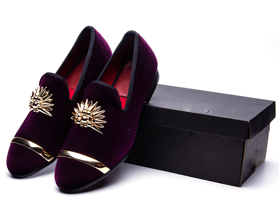 Mocasines de hombre con diseño de terciopelo con punta de metal y parte superior dorada