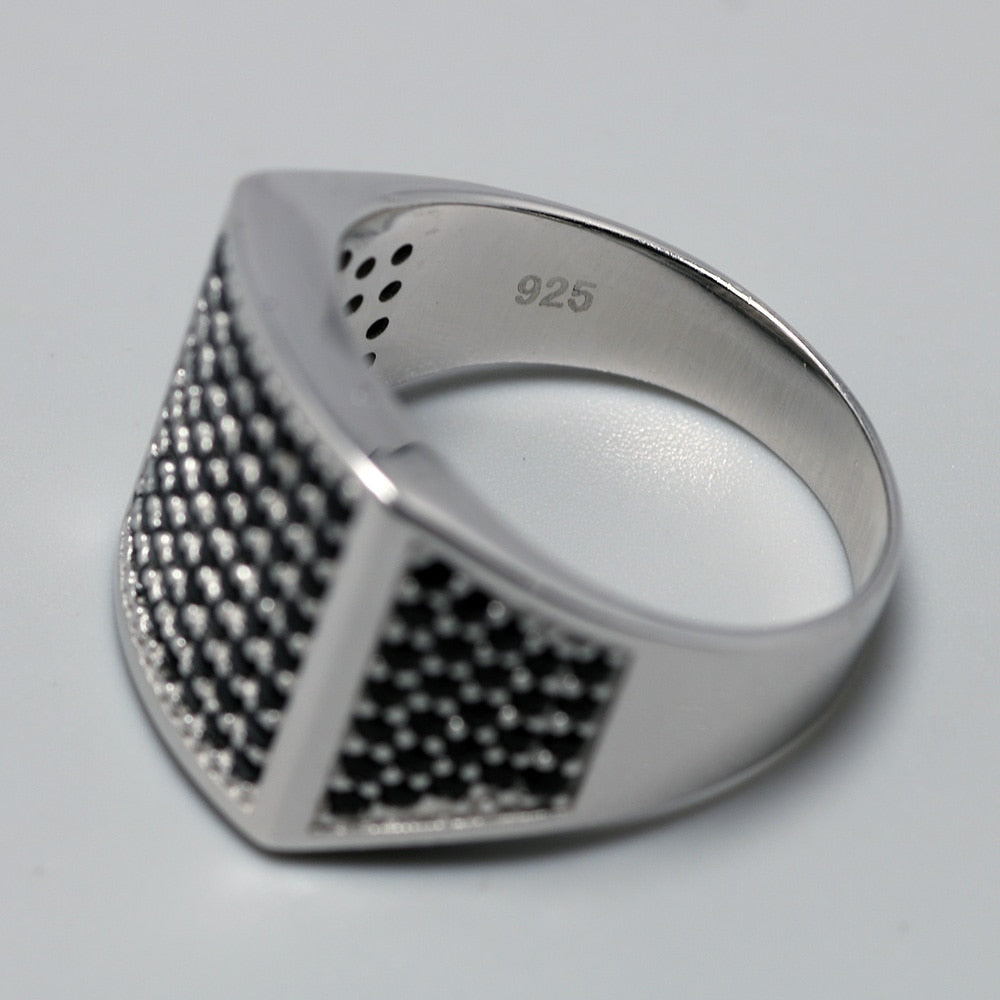 Bagues noires ornées de petits points d'onyx