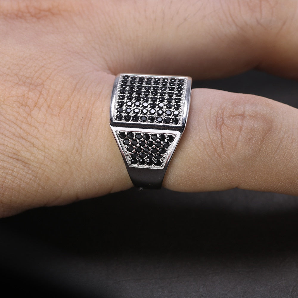 Bagues noires ornées de petits points d'onyx