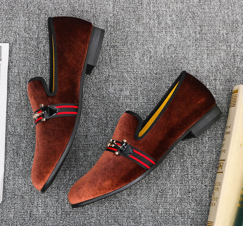 Zapatos de hombre con detalle de cinta roja de terciopelo marrón