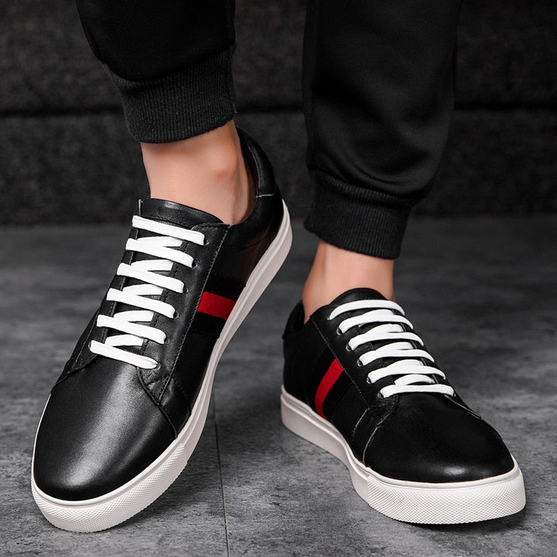 Sneaker décontracté en cuir véritable noir avec ruban rouge pour hommes