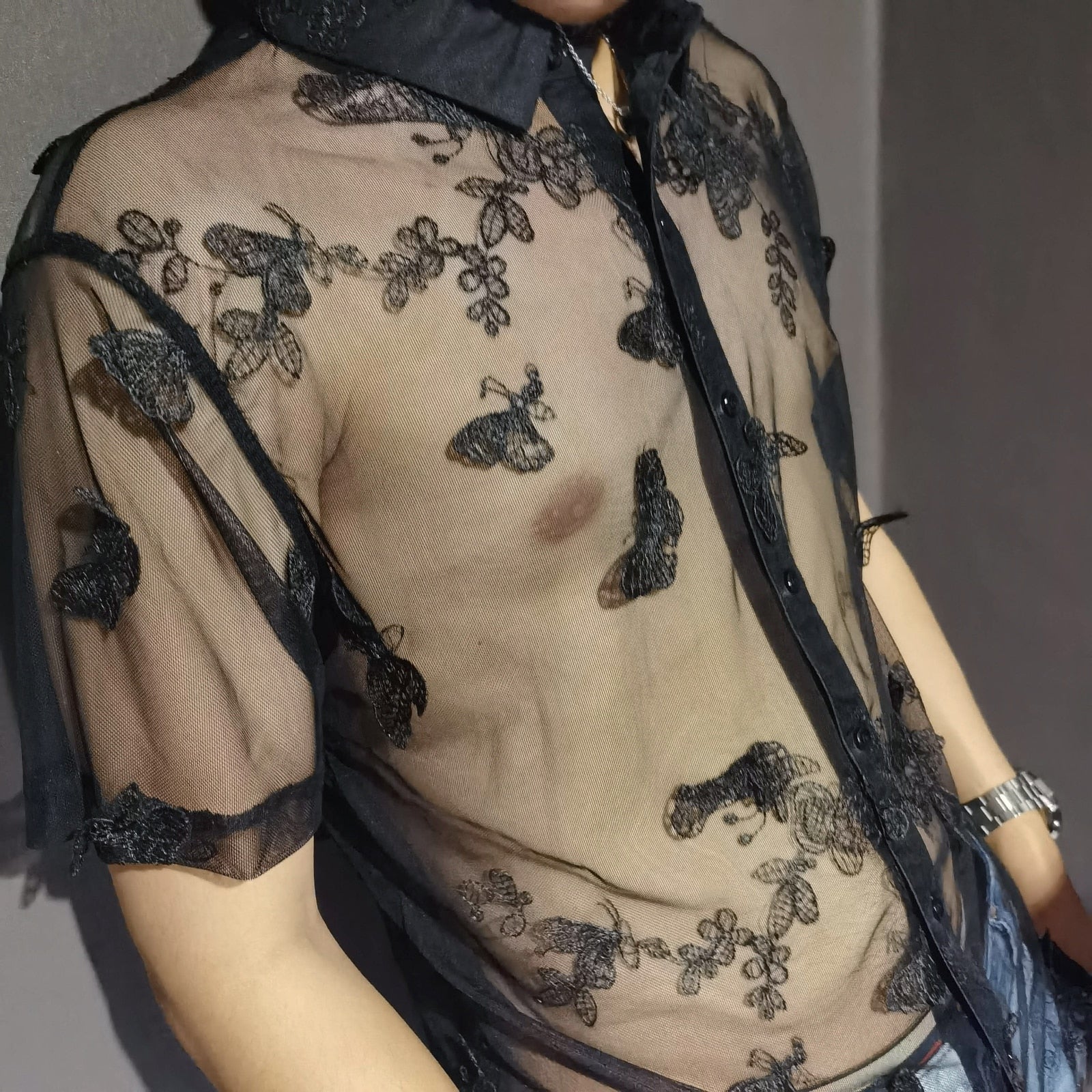 Camisa de manga corta lisa negra con encaje de mariposa