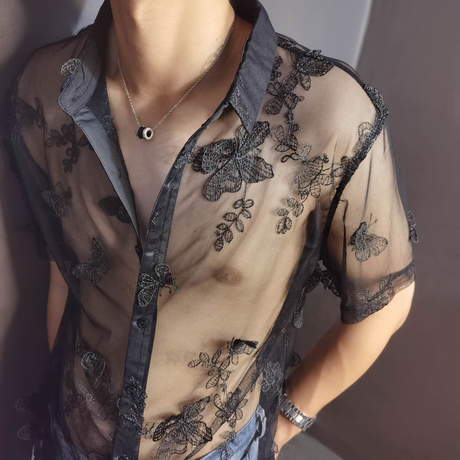 Camisa de manga corta lisa negra con encaje de mariposa