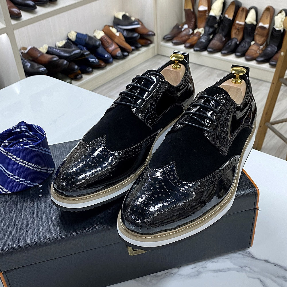 Glossy Finishing Decorated Wingtip Black Brogue Shoes