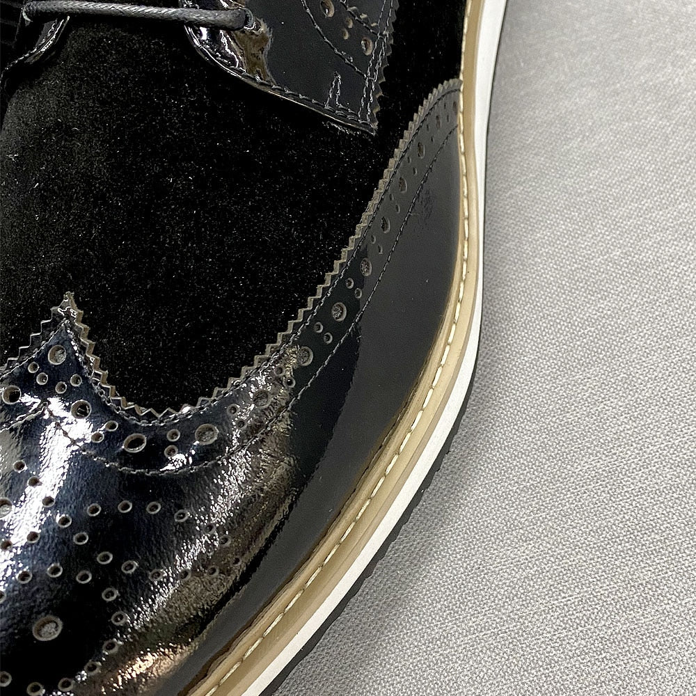 Glossy Finishing Decorated Wingtip Black Brogue Shoes