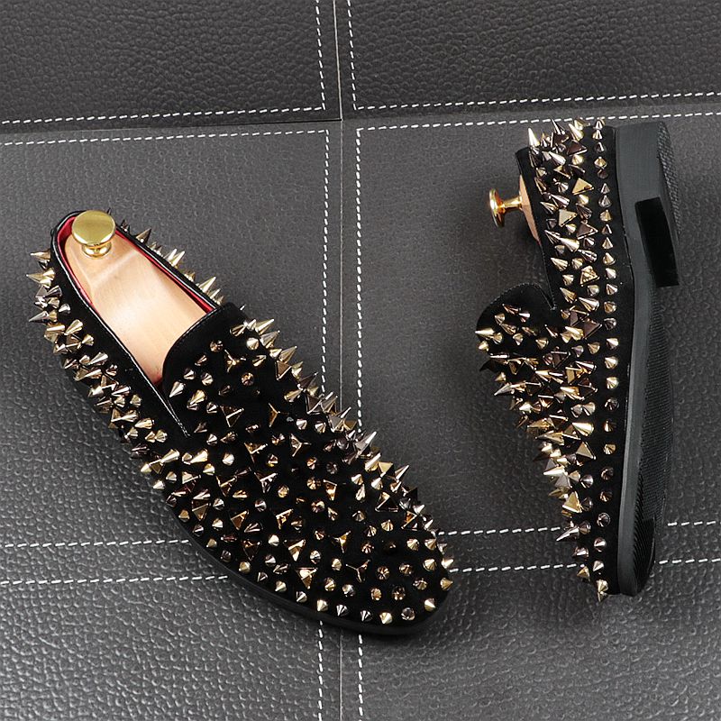 Zapatos de hombre de estilo casual con punta estrecha y remaches afilados negros