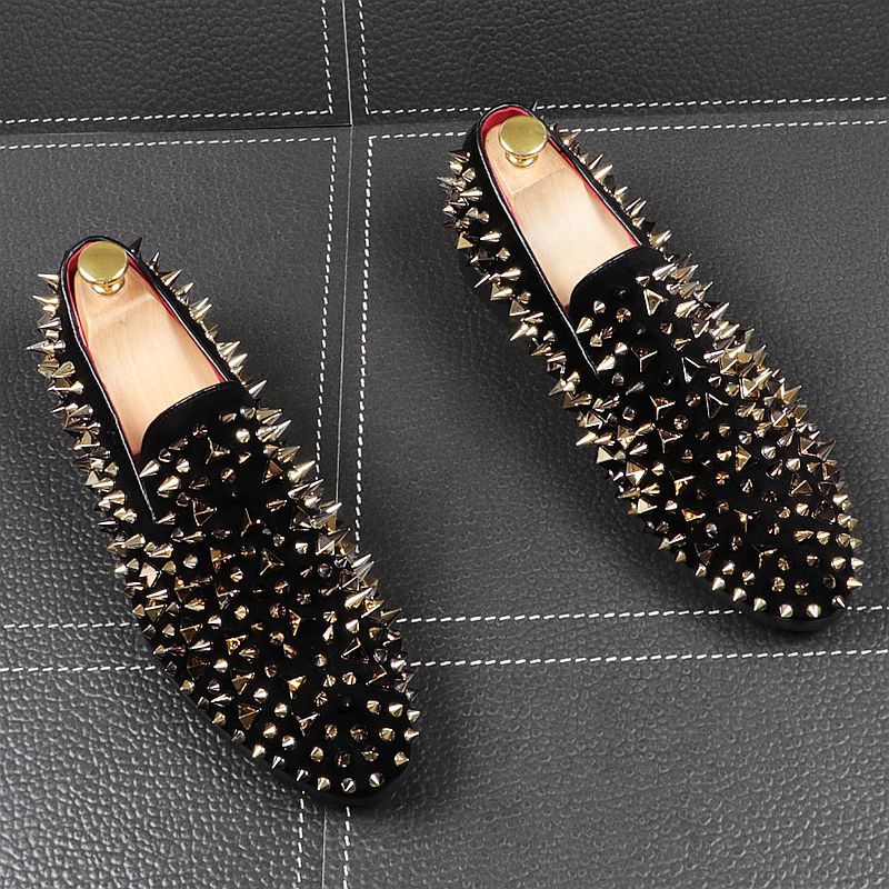 Zapatos de hombre de estilo casual con punta estrecha y remaches afilados negros