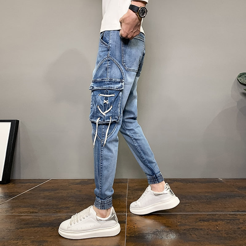 Pantalones jogger de mezclilla decorados con bolsillos laterales