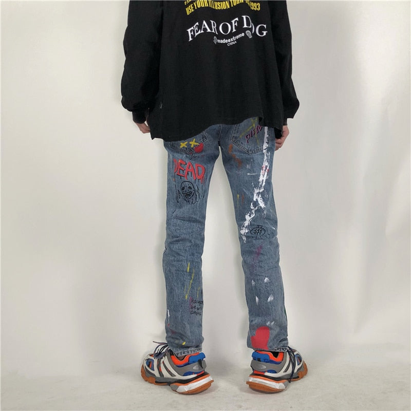 Vaqueros desgastados para hombre con estampado estilo grafiti punk