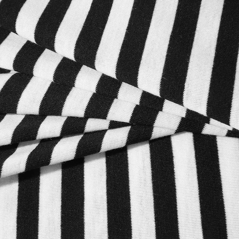 Ensemble complet de shorts à rayures monochromes