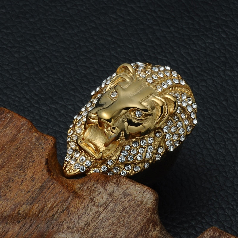 Anillo de metal con diamantes de imitación y cabeza de león dorado