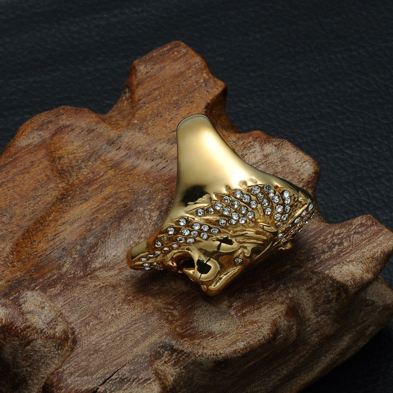 Anillo de metal con diamantes de imitación y cabeza de león dorado