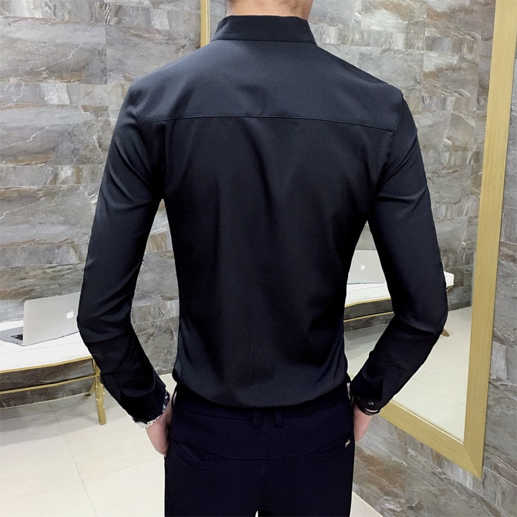 Camisa cálida delgada con detalle de lentejuelas simples para hombres en el pecho