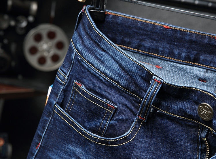 Jeans pour hommes en denim bleu brodé sur la moitié du côté