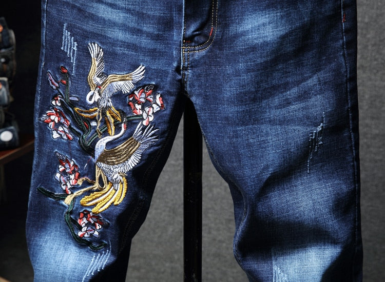 Jeans pour hommes en denim bleu brodé sur la moitié du côté