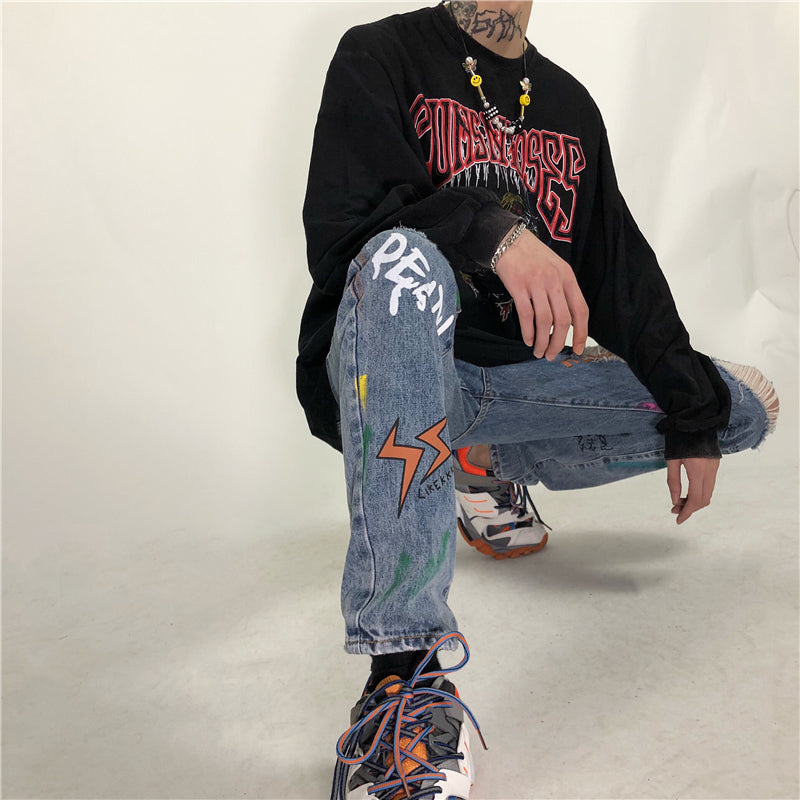 Vaqueros desgastados para hombre con estampado estilo grafiti punk