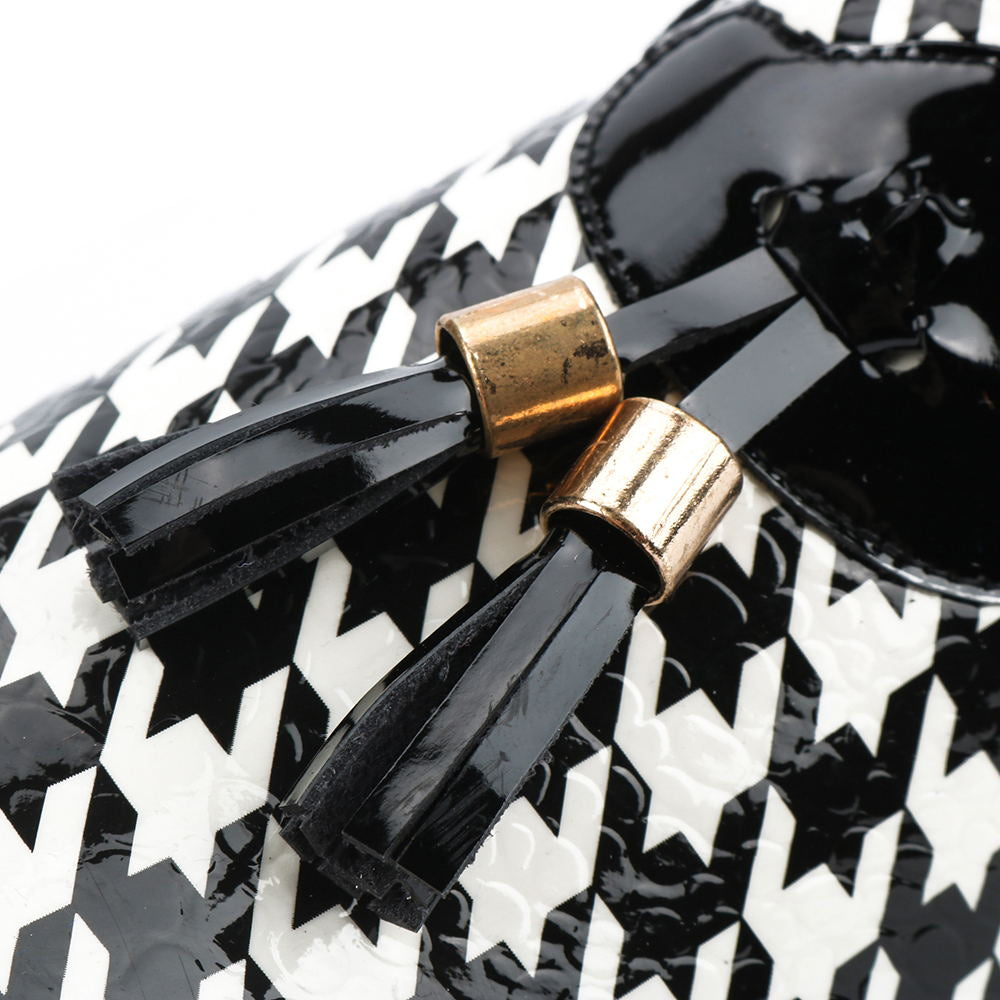 Patrón de impresión en blanco y negro con zapatos de hombre con borlas