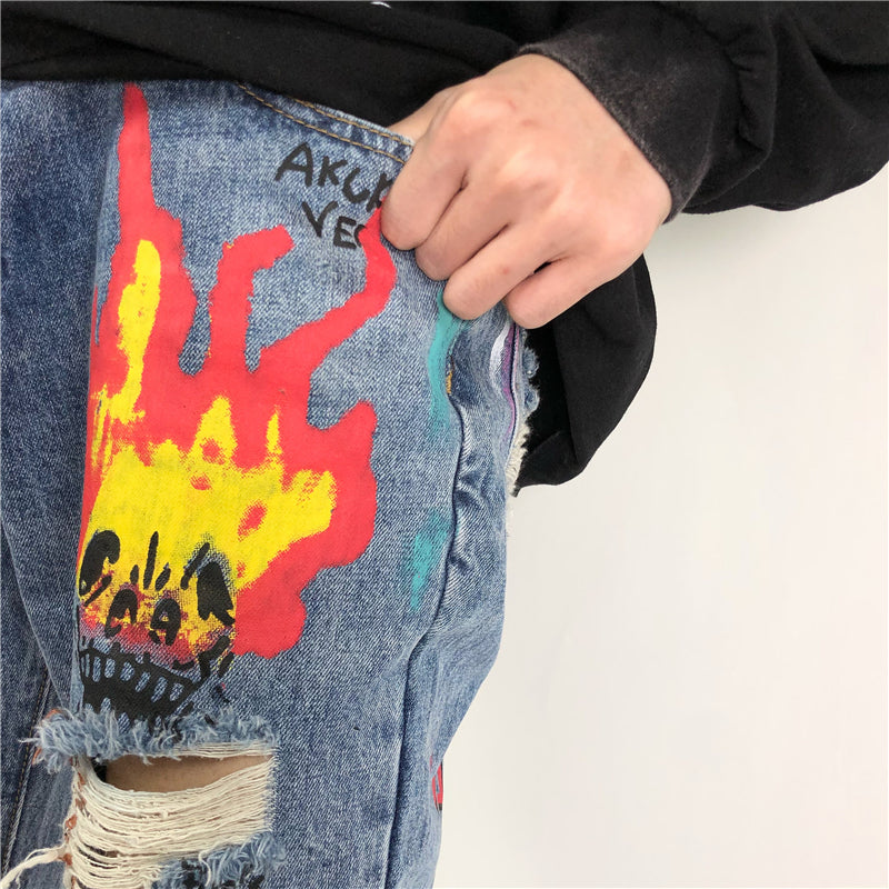 Vaqueros desgastados para hombre con estampado estilo grafiti punk