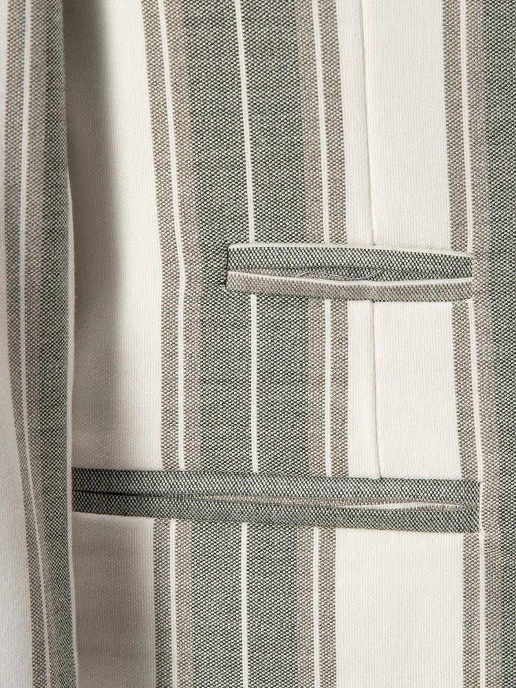 Ensemble de costume décoré de rayures verticales gris blanc