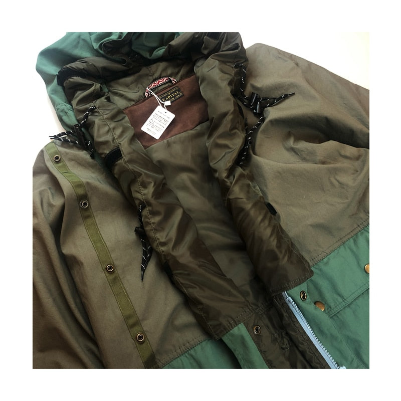 Chaqueta holgada con capucha y costuras de nailon