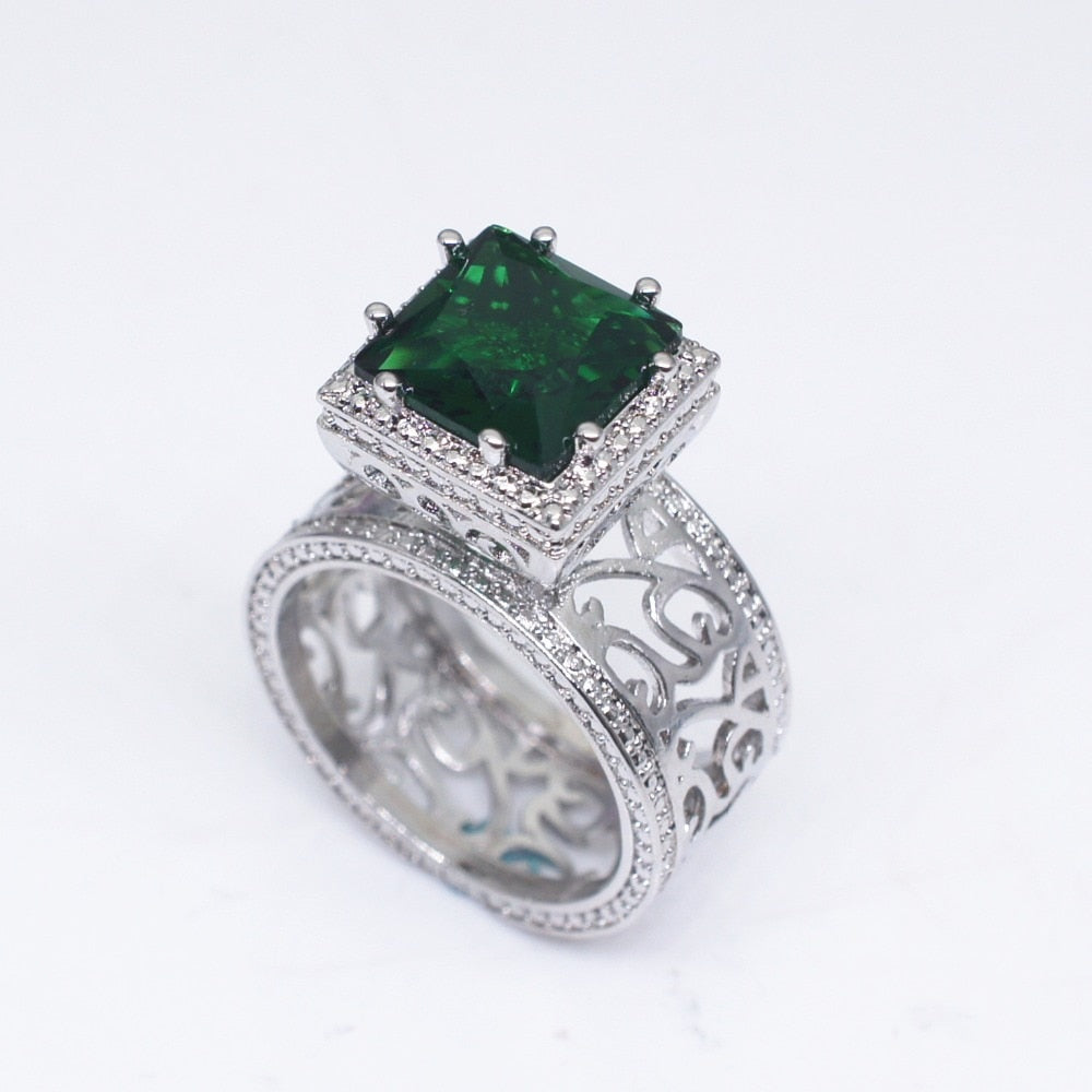 Anillo de piedra verde con diseño de remolinos intrincados