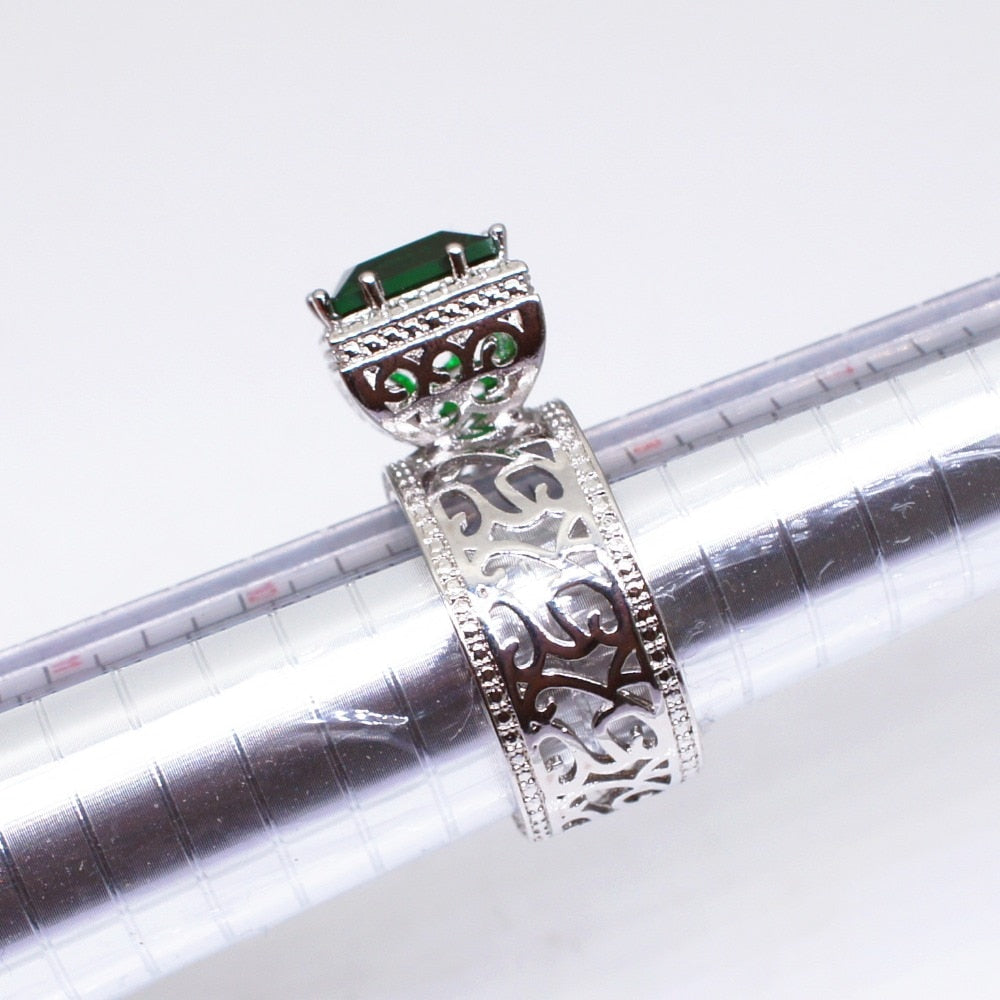 Bague en pierre verte à motifs de tourbillons complexes