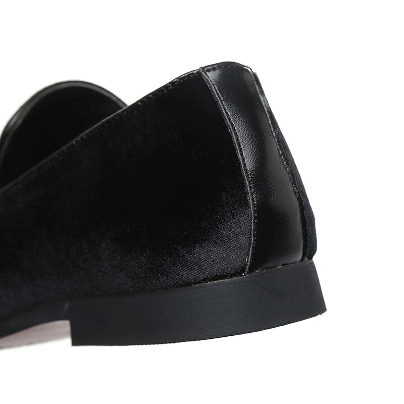 Zapatos de hombre casuales con punta de remache y tachuelas negras