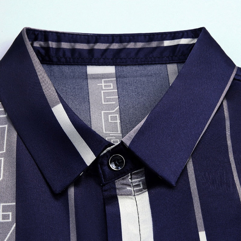 Lettres subtiles sur des chemises à rayures