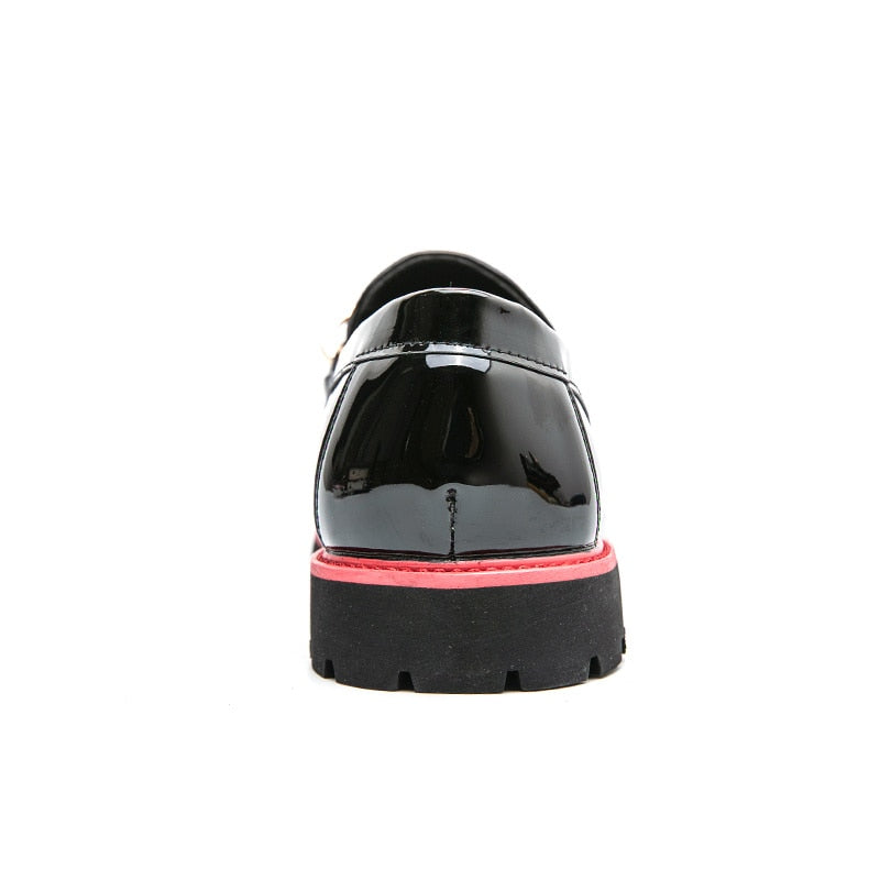 Chaussures à appliques en métal avec doublure rouge