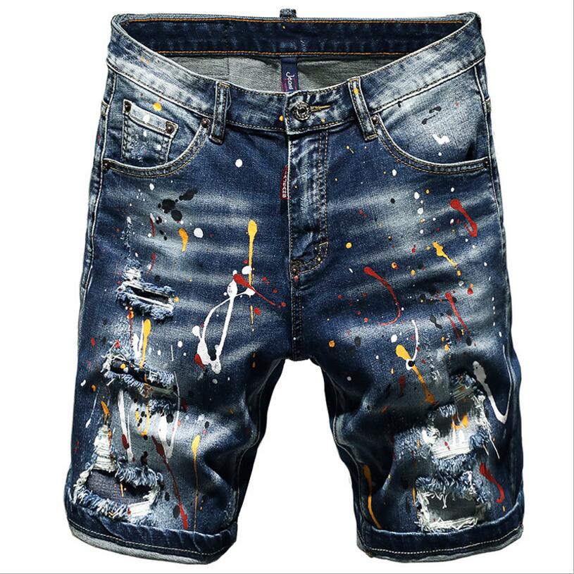 Short en jean décoré de trous et de taches de peinture