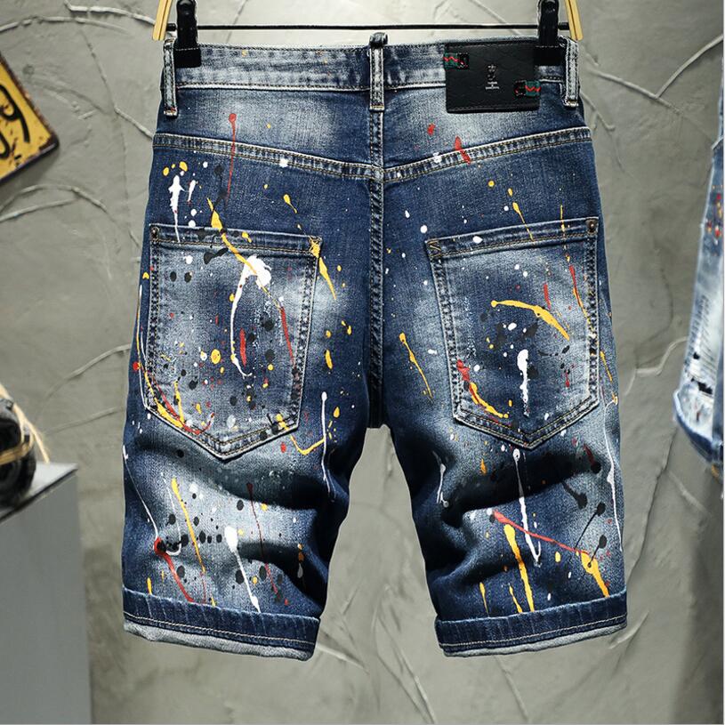 Short en jean décoré de trous et de taches de peinture