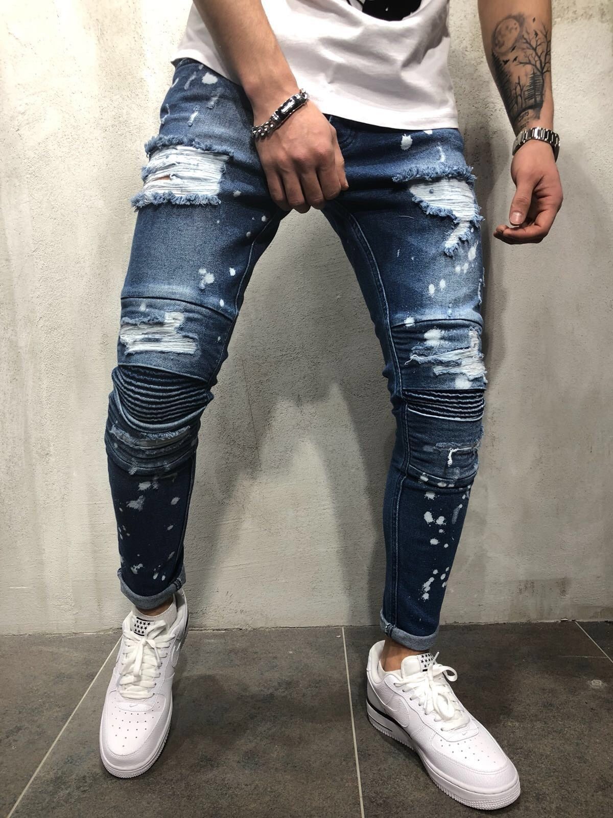 Jeans pour hommes de style denim plissé aux genoux déchirés et déchirés peints
