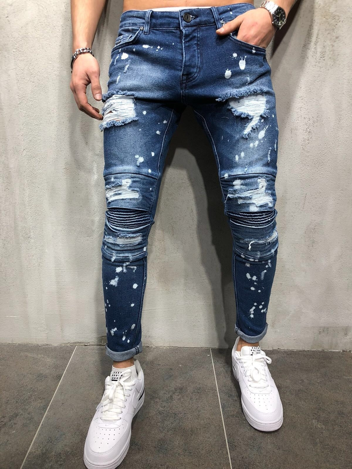 Jeans pour hommes de style denim plissé aux genoux déchirés et déchirés peints