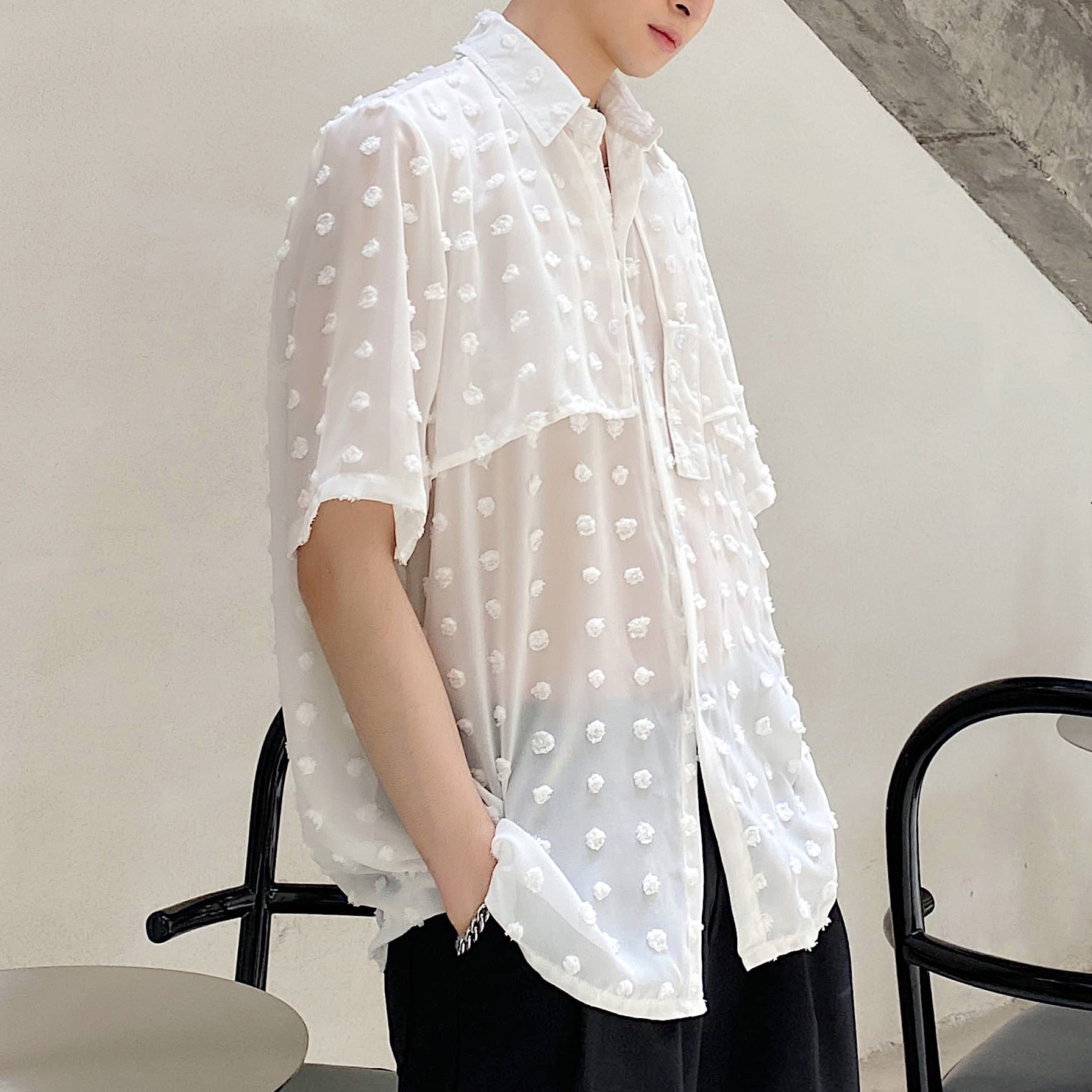 Chemise transparente à manches courtes et appliqués à pois