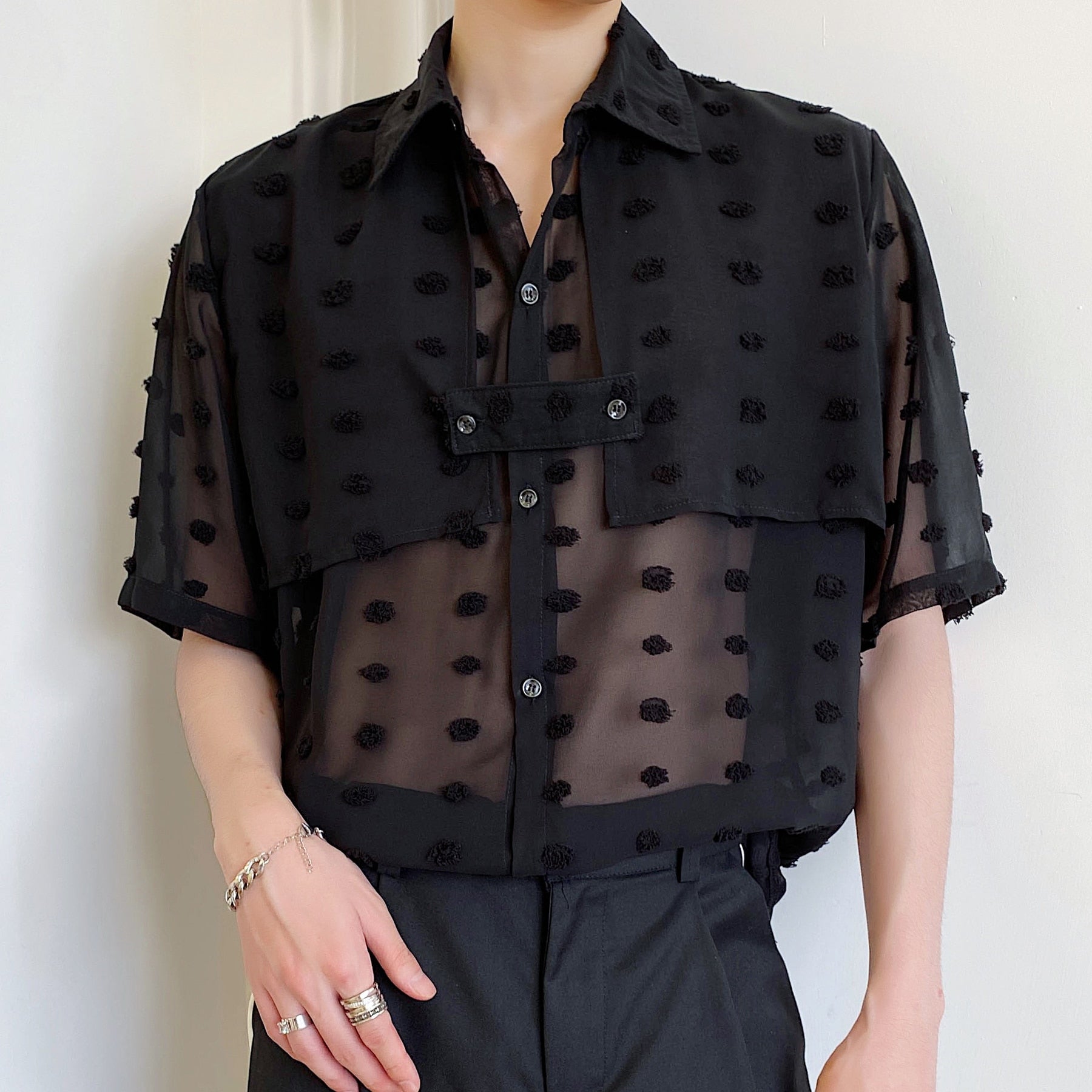 Camisa transparente de manga corta con apliques de lunares